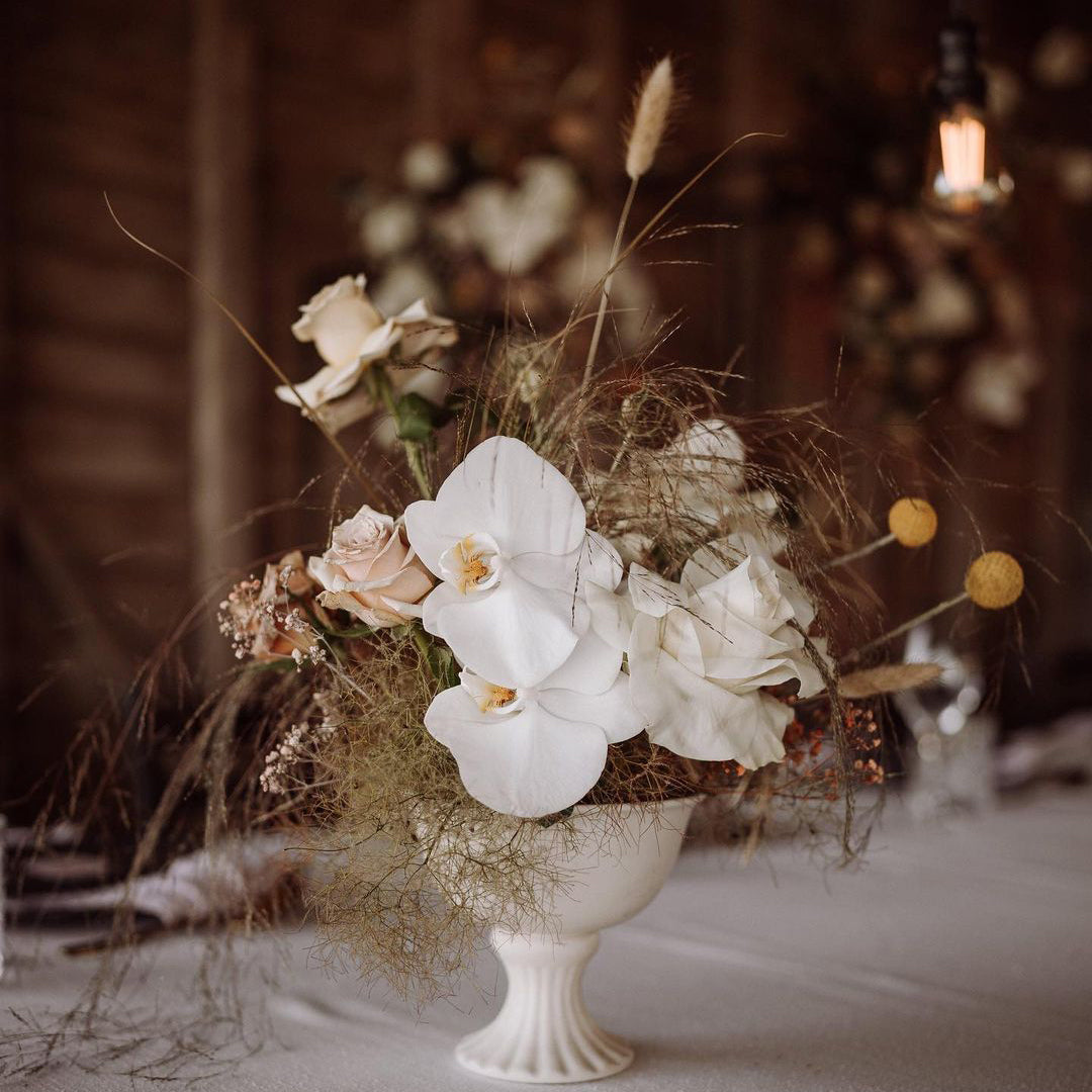 Beautiful table setting wit orchids and delicate roses